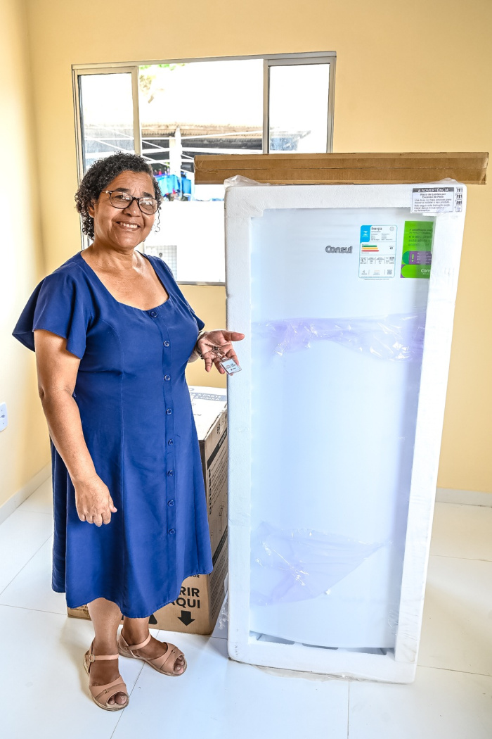 Entrega de melhorias habitacionais para Martinha Barros dos Santos, no bairro São Pedro